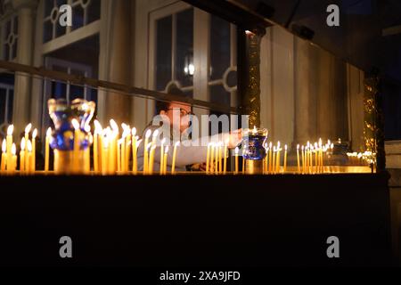 ISTANBUL, TÜRKEI - 06. JANUAR 2024: Kerzen im Ökumenischen Patriarchat von Konstantinopel, Istanbul Stockfoto