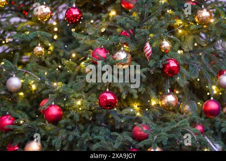 ISTANBUL, TÜRKEI - 06. JANUAR 2024: Kerzen im Ökumenischen Patriarchat von Konstantinopel, Istanbul Stockfoto