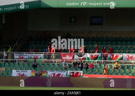 POSEN, POLEN - 4. JUNI 2024: Walisische Fans beim Qualifikationsspiel der UEFA Women’s Euro 2025 in der Liga B zwischen ukrainischen Frauen und walisischen Frauen im Stadion Miejski W Grodzisku in Polen am 4. Juni 2024. (Bild von Ashley Crowden/FAW) Stockfoto