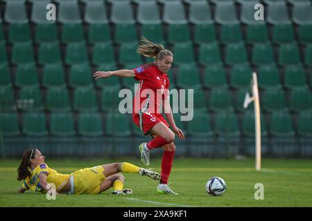 POSEN, POLEN - 4. JUNI 2024: Walisische Kayleigh Barton beim Qualifikationsspiel der UEFA Women’s Euro 2025 in der Liga B zwischen ukrainischen Frauen und walisischen Frauen im Stadion Miejski W Grodzisku in Polen am 4. Juni 2024. (Bild von Ashley Crowden/FAW) Stockfoto