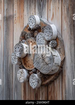 Insektenkäfer Hotels Nestboxen für Bienen und andere Insekten, die typischerweise mit sorgfältig geformten Löchern oder Röhrchen hergestellt werden. Sie können eine Vielzahl von Insekten fördern. Stockfoto