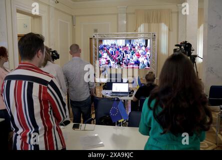 Nicht exklusiv: KIEW, UKRAINE - 5. JUNI 2024 - Eine Sitzung der Werchowna Rada wird aus dem Sitzungssaal im Medienraum Kiew, Cap, Livestream gesendet Stockfoto