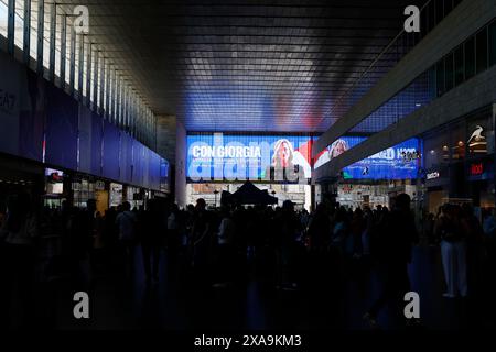 Roma, Italien. Juni 2024. Propaganda di Giorgia Meloni per le elezioni europee a stazione Termini - Politica - Roma, Italia - Mercoledì, 5 Giugno 2024 (Foto Cecilia Fabiano/LaPresse) Giorgia Melonis Propaganda für die Europawahlen am Bahnhof Termini - Politik - Rom, Italien - Mittwoch, 5. Juni 2024 (Foto Cecilia Fabiano/LaPresse) Credit: LaPresse/Alamy Live News Stockfoto