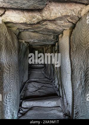 GAVRINIS HÖHLE INNERE Bretagne Frankreich, prähistorische Cairn, Dolmen, Trockenmauern, Grabhügel, mit renommierten symbolische und geheimnisvollen Stein Alter Schnitzereien. Eine der herausragenden Beispiel der frühesten Architektur und Steinzeit Kunst in der westlichen Welt. Cairn de Gavrinis Sagemor Cale de Penn-Lannic, Larmor Baden Bretagne Frankreich (Megalithes du Morbihan) Stockfoto