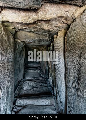 GAVRINIS HÖHLE INNERE Bretagne Frankreich, prähistorische Cairn, Dolmen, Trockenmauern, Grabhügel, mit renommierten symbolische und geheimnisvollen Stein Alter Schnitzereien. Eine der herausragenden Beispiel der frühesten Architektur und Steinzeit Kunst in der westlichen Welt. Cairn de Gavrinis Sagemor Cale de Penn-Lannic, Larmor Baden Bretagne Frankreich (Megalithes du Morbihan) Stockfoto