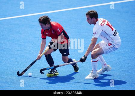 Der britische James Gall (links) und der spanische Marc Miralles kämpfen um den Ball während des Spiels der FIH Hockey Pro League im Lee Valley Hockey and Tennis Centre in London. Bilddatum: Mittwoch, 5. Juni 2024. Stockfoto