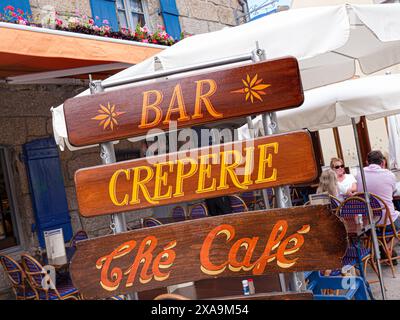 BAR CREPERIE SCHILD Bretagne französisches rustikales altes, charmantes Touristenrestaurant „La Port Au Vin“ mit Blumenblumen Ville Close de Concarneau Bretagne Finistere France Stockfoto