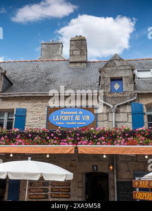 Bretagne französisches rustikales, altes, charmantes Restaurant „La Port Au Vin“ mit Blumenblumen Ville Close de Concarneau Bretagne Finistere France Stockfoto