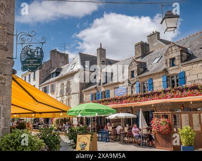 Concarneau VILLE CLOSE Brittany Alfresco französisches rustikales Restaurant mit Blumenblumen „La Port Au Vin“ mit Blumenblumen und Abendessen Ville Close de Concarneau Altstadt Concarneau Bretagne Brittany Finistere France Stockfoto