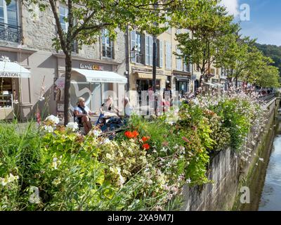 Quimper Bretagne Sommer Lifestyle im Freien florales sonniges Café am Fluss außerhalb der Halles überdachter Bio-Markt, floraler sonniger Sommer Fluss Odet Quimper Bretagne Frankreich Stockfoto