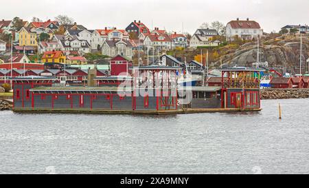 Stromstad, Schweden - 1. November 2016: Schwimmender Swimmingpool im Freien, der am Meer verankert ist. Stockfoto