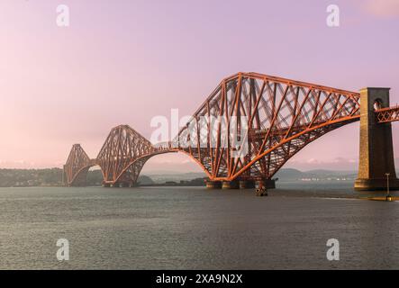 Die berühmte Forth Bridge, eine freitragende Eisenbahnbrücke, erstreckt sich über den Firth of Forth westlich des Zentrums von Edinburgh. Das UNESCO-Weltkulturerbe wurde 1890 eröffnet. Stockfoto