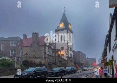 High Street in South Queensferry, dominiert vom Jubilee-Uhrenturm, ursprünglich aus dem Jahr 1720, und der Tolbooth aus dem Jahr 1630. Stockfoto