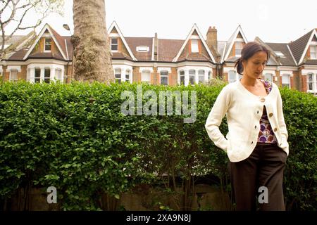 Die Schriftstellerin Monica Ali in ihrem Londoner Haus während eines Interviews in ihrem Vorderzimmer mit Porträtfotos, die in und um ihr Haus gemacht wurden. UK. Stockfoto