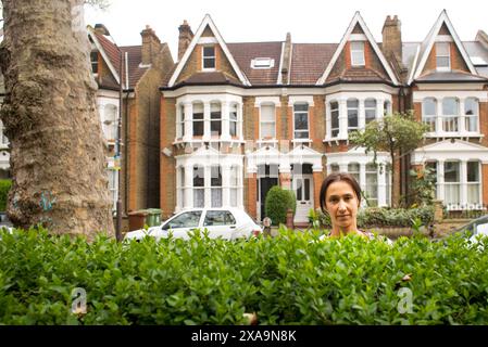 Die Schriftstellerin Monica Ali in ihrem Londoner Haus während eines Interviews in ihrem Vorderzimmer mit Porträtfotos, die in und um ihr Haus gemacht wurden. UK. Stockfoto