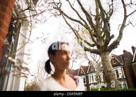 Die Schriftstellerin Monica Ali in ihrem Londoner Haus während eines Interviews in ihrem Vorderzimmer mit Porträtfotos, die in und um ihr Haus gemacht wurden. UK. Stockfoto