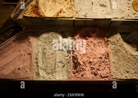 Das Sortiment verschiedener Gewürzsorten auf einem Markt in Istanbul Stockfoto