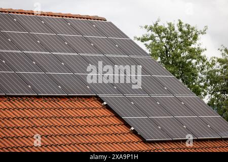 Eine Nahaufnahme von Solarpaneelen, die auf dem Dach eines Vorstadthauses installiert sind Stockfoto