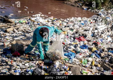 Johannesburg, Südafrika. Juni 2024. Ein Arbeiter reinigt den Jukskei River in Alexandra, Johannesburg, Südafrika, am 5. Juni 2024. Johannesburg führte anlässlich des Weltumwelttages eine Aufräumkampagne durch, um das Bewusstsein für die biologische Vielfalt und den Umweltschutz zu schärfen. Quelle: Shiraaz Mohamed/Xinhua/Alamy Live News Stockfoto