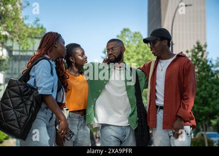 Glückliche fröhliche afroamerikanische Freunde verbringen nach dem Universitätsunterricht Zeit miteinander. Stockfoto