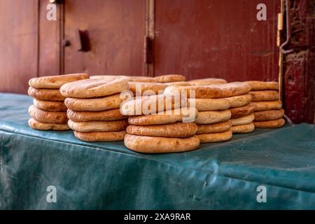 Die verschiedenen Brotlaibe sind ordentlich auf einem Tisch angeordnet Stockfoto