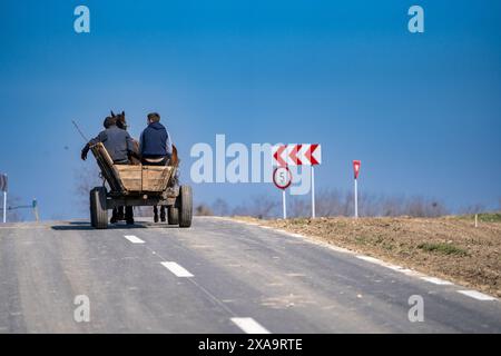 Zwei Männer in Pferdekutsche auf der Straße Stockfoto