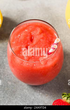 Frozen Boozy Hard Seltzer Slushie Cocktail mit Erdbeeren und Zitrone Stockfoto