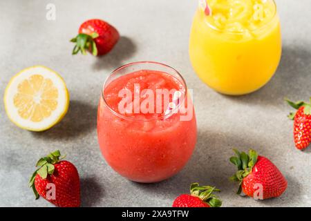 Frozen Boozy Hard Seltzer Slushie Cocktail mit Erdbeeren und Zitrone Stockfoto