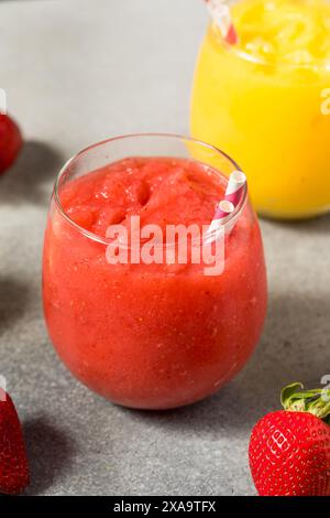 Frozen Boozy Hard Seltzer Slushie Cocktail mit Erdbeeren und Zitrone Stockfoto