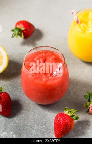 Frozen Boozy Hard Seltzer Slushie Cocktail mit Erdbeeren und Zitrone Stockfoto