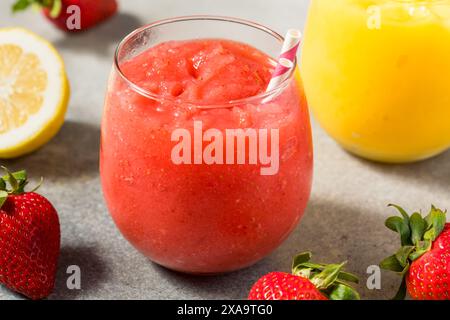 Frozen Boozy Hard Seltzer Slushie Cocktail mit Erdbeeren und Zitrone Stockfoto