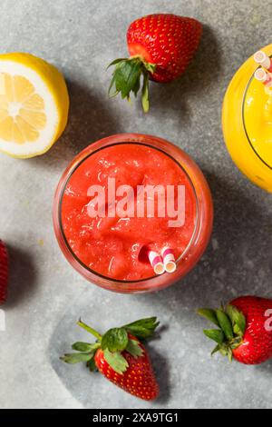 Frozen Boozy Hard Seltzer Slushie Cocktail mit Erdbeeren und Zitrone Stockfoto