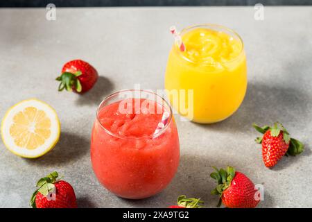 Frozen Boozy Hard Seltzer Slushie Cocktail mit Erdbeeren und Zitrone Stockfoto