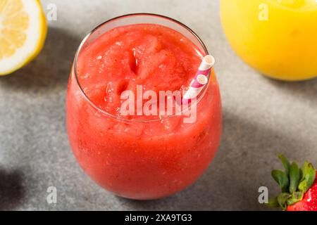 Frozen Boozy Hard Seltzer Slushie Cocktail mit Erdbeeren und Zitrone Stockfoto