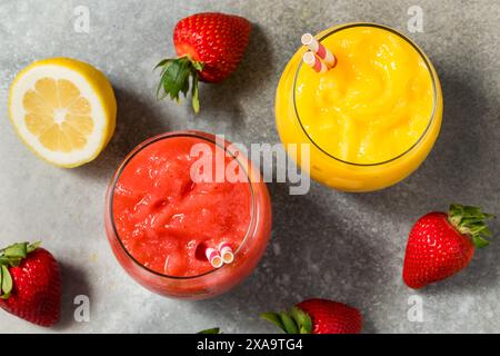 Frozen Boozy Hard Seltzer Slushie Cocktail mit Erdbeeren und Zitrone Stockfoto