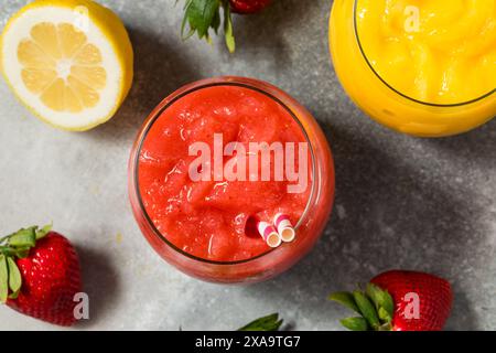 Frozen Boozy Hard Seltzer Slushie Cocktail mit Erdbeeren und Zitrone Stockfoto