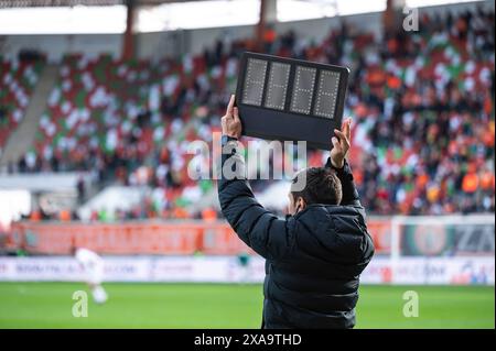 Technischer Schiedsrichter zeigt zusätzliche Zeit während des Fußballspiels an. Stockfoto