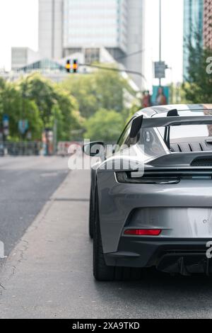 Eine Rückansicht des Porsche 911 GT3 der Generation 992, der in urbaner Umgebung auf der Straße steht Stockfoto