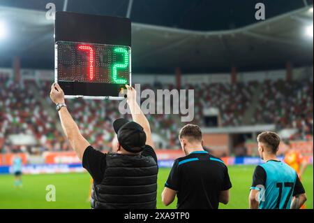 Teammanager Mann zeigt Spieler, die während des Fußballspiels ersetzt werden. Stockfoto