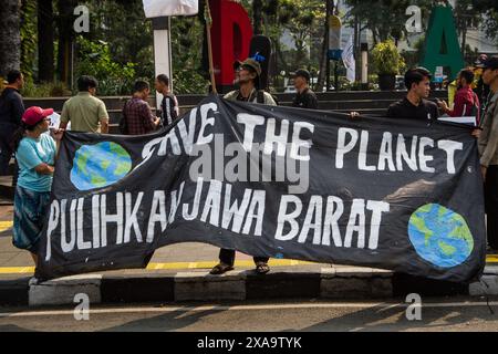 Bandung, West-Java, Indonesien. Juni 2024. Aktivisten des Indonesian Forum for the Environment (WALHI) halten während des Weltumwelttages in Bandung Plakate und Banner. Die Aktion bestand darin, für Umweltbewusstsein zu werben und von der Regierung zu fordern, eine besondere Politik in Umweltfragen zu ergreifen. (Kreditbild: © Algi Febri Sugita/ZUMA Press Wire) NUR REDAKTIONELLE VERWENDUNG! Nicht für kommerzielle ZWECKE! Stockfoto