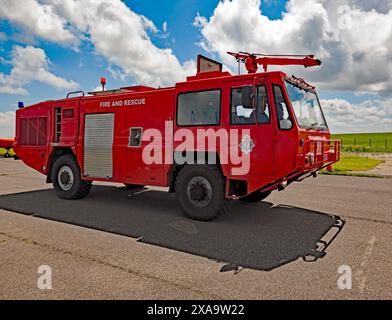 Blick auf ein Red, 1983, Scammell, Airport, Fire and Rescue Vehicle, demonstriert während des Kent Strut Fly-in zum Flughafen Manston, Kent Stockfoto