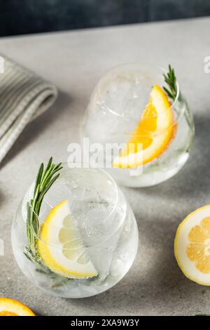 Heißer erfrischender Hard Seltzer Cocktail mit Zitrone und Rosmarin Stockfoto