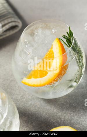 Heißer erfrischender Hard Seltzer Cocktail mit Zitrone und Rosmarin Stockfoto