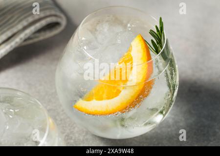 Heißer erfrischender Hard Seltzer Cocktail mit Zitrone und Rosmarin Stockfoto