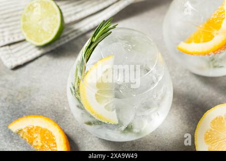 Heißer erfrischender Hard Seltzer Cocktail mit Zitrone und Rosmarin Stockfoto