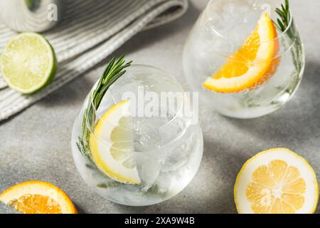 Heißer erfrischender Hard Seltzer Cocktail mit Zitrone und Rosmarin Stockfoto