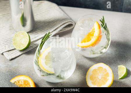 Heißer erfrischender Hard Seltzer Cocktail mit Zitrone und Rosmarin Stockfoto