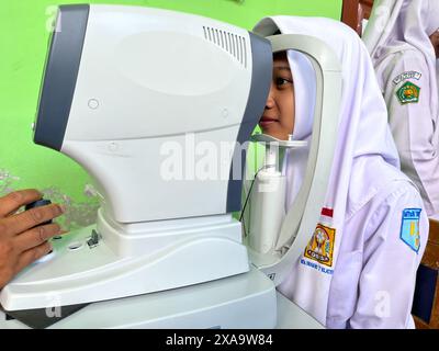 klaten, indonesien Mai- 2023 Freiwillige führen kostenlose Augenuntersuchungen an islamischen Madrasah-Schulen durch, mit Autorefraktor-Ausrüstung. Ophth Stockfoto