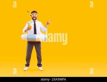 Geschäftsmann zeigt direkt auf Orange Hintergrund Stockfoto