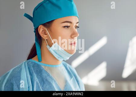 Porträt einer jungen Chirurgin in medizinischer Uniform mit schwerem Gesichtsausdruck Stockfoto